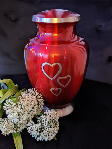 URNE ROUGE AVEC COEURS